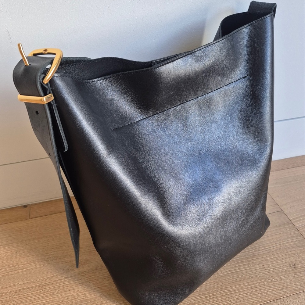 Madewell Essential bucket tote in true black